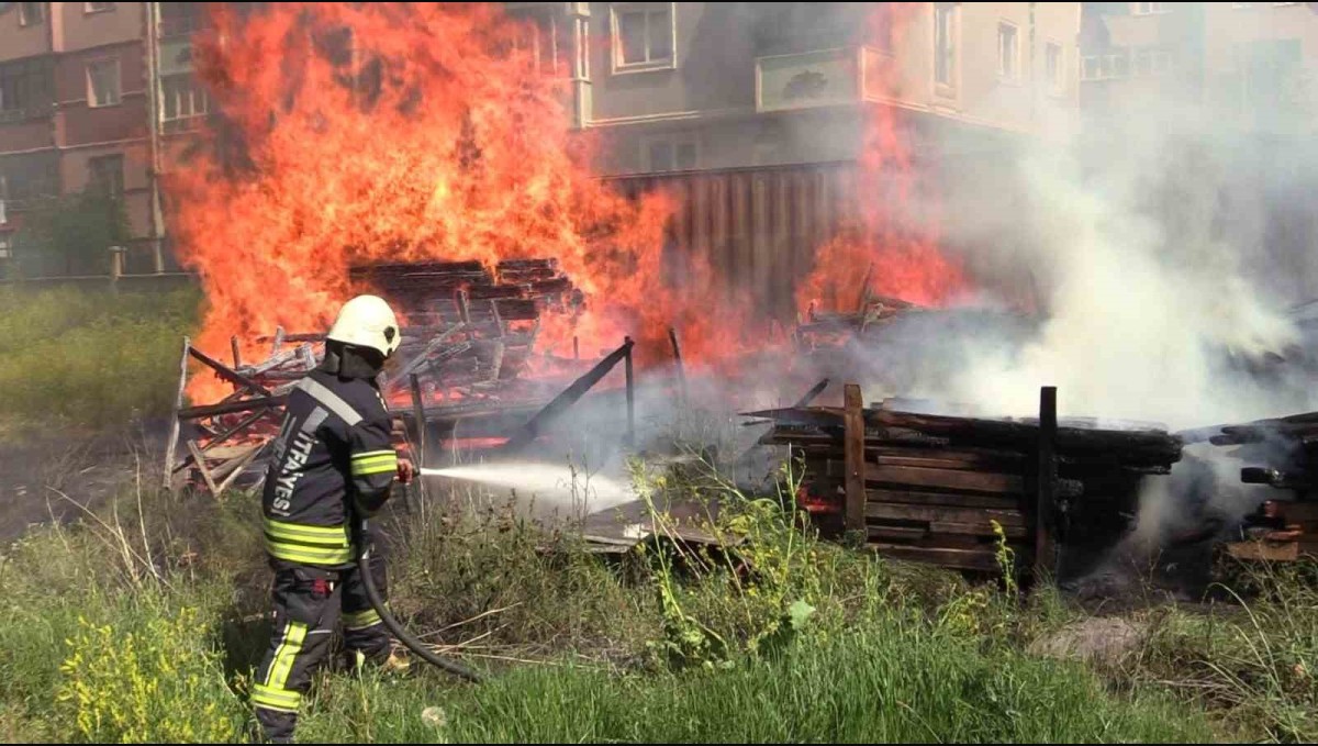 Erzurum&#039;da korkutan inşaat yangını