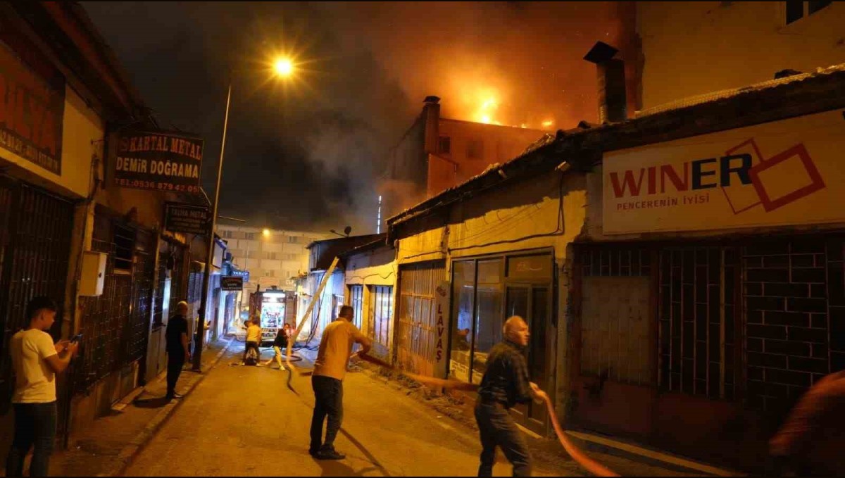 Erzurum'da korkutan yangın: Çok sayıda iş yeri ve bina alevlere teslim oldu