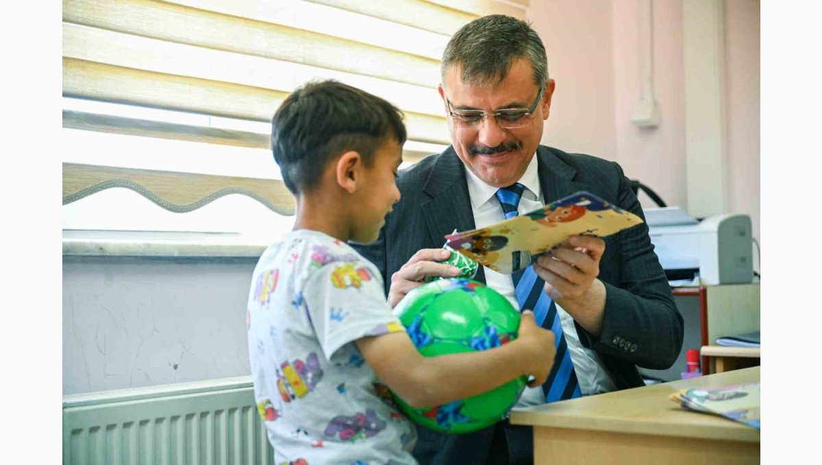 Erzurum'da köy okulunda karne heyecanı