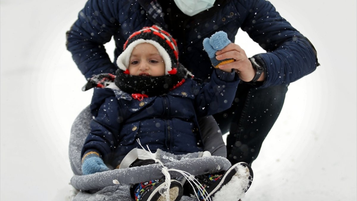 Erzurum'da küçük Yiğit Alp'in pusetle kayak keyfi renkli görüntüler oluşturdu
