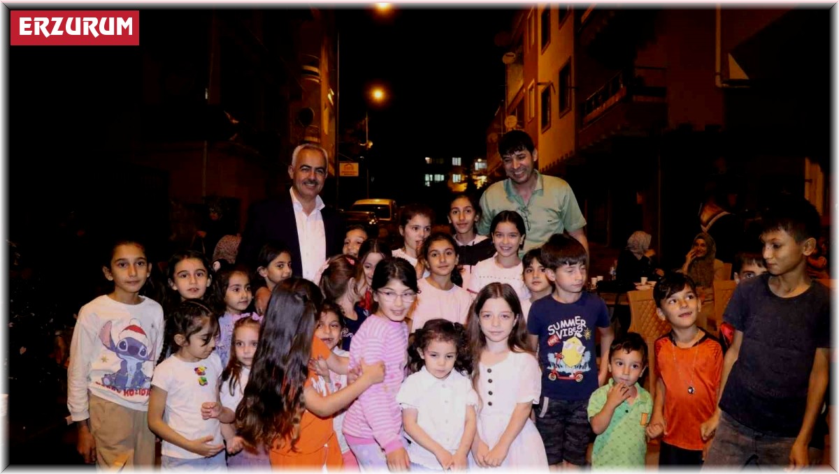 Erzurum'da minik futbolculara mahalleliden sevgi seli