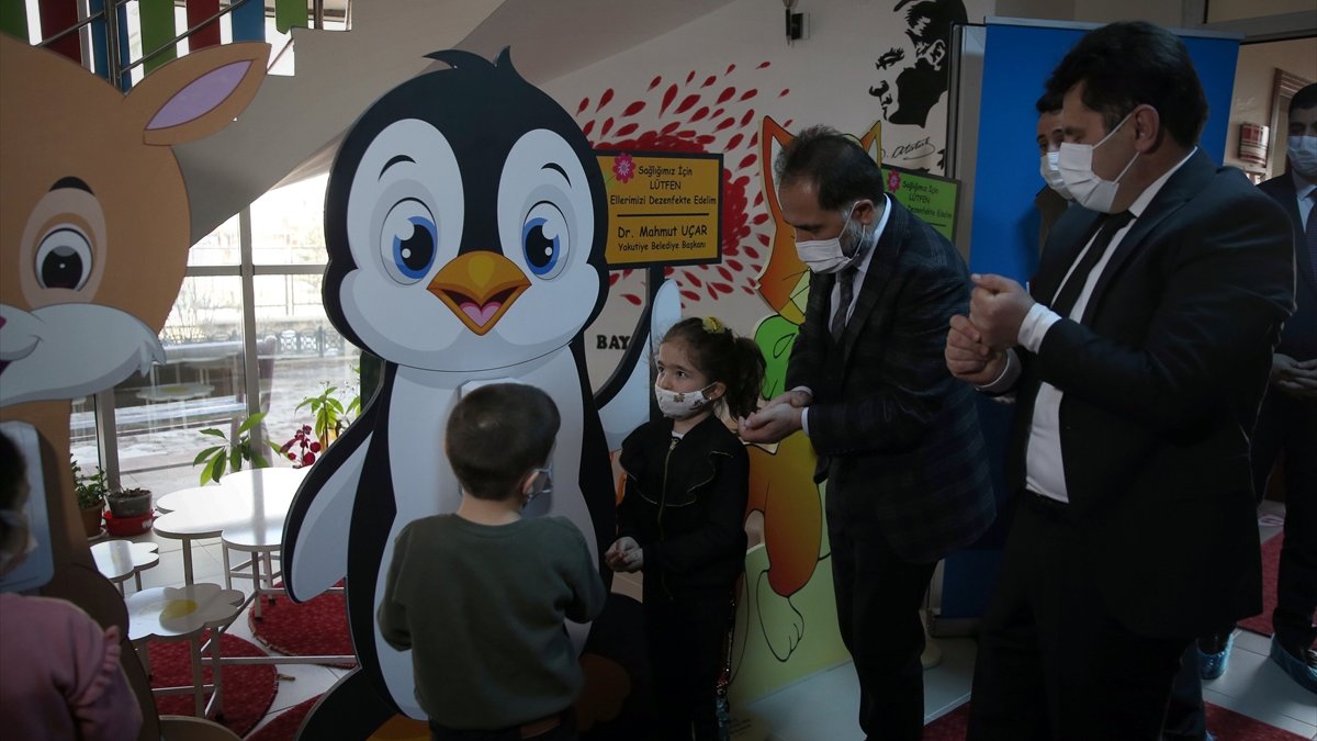Erzurum'da minikler için okullara çizgi film karakteri temalı dezenfektan üniteleri yerleştirildi