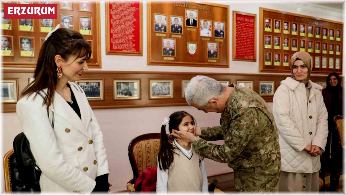 Erzurum'da öğrenciler ilk mektuplarını asker abilerine yazdı