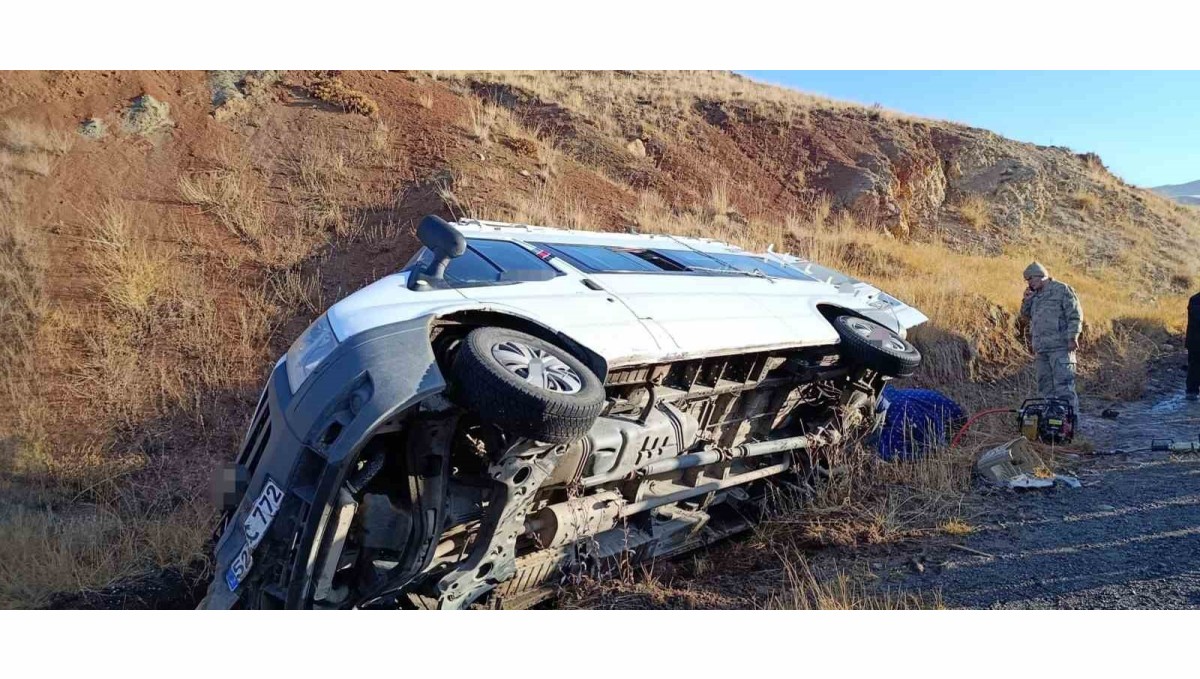 Erzurum'da öğretmenleri taşıyan servis minibüsü devrildi: 7 yaralı