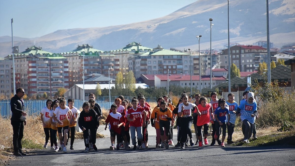 Erzurum'da Okullar Arası Kros İl Birinciliği müsabakaları yapıldı
