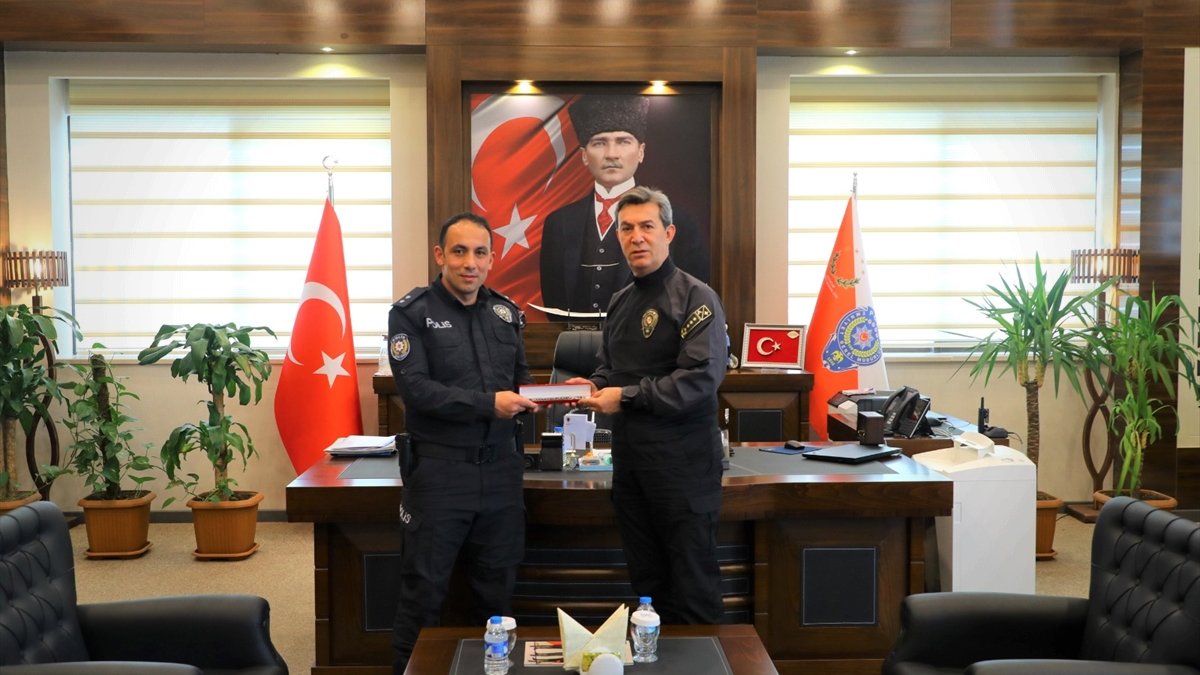 Erzurum'da otobüste çıkan yangına ilk müdahaleyi yapan polisler ödüllendirildi