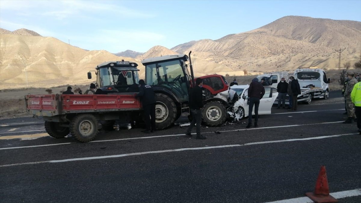 Erzurum'da otomobille traktör çarpıştı: 4 yaralı