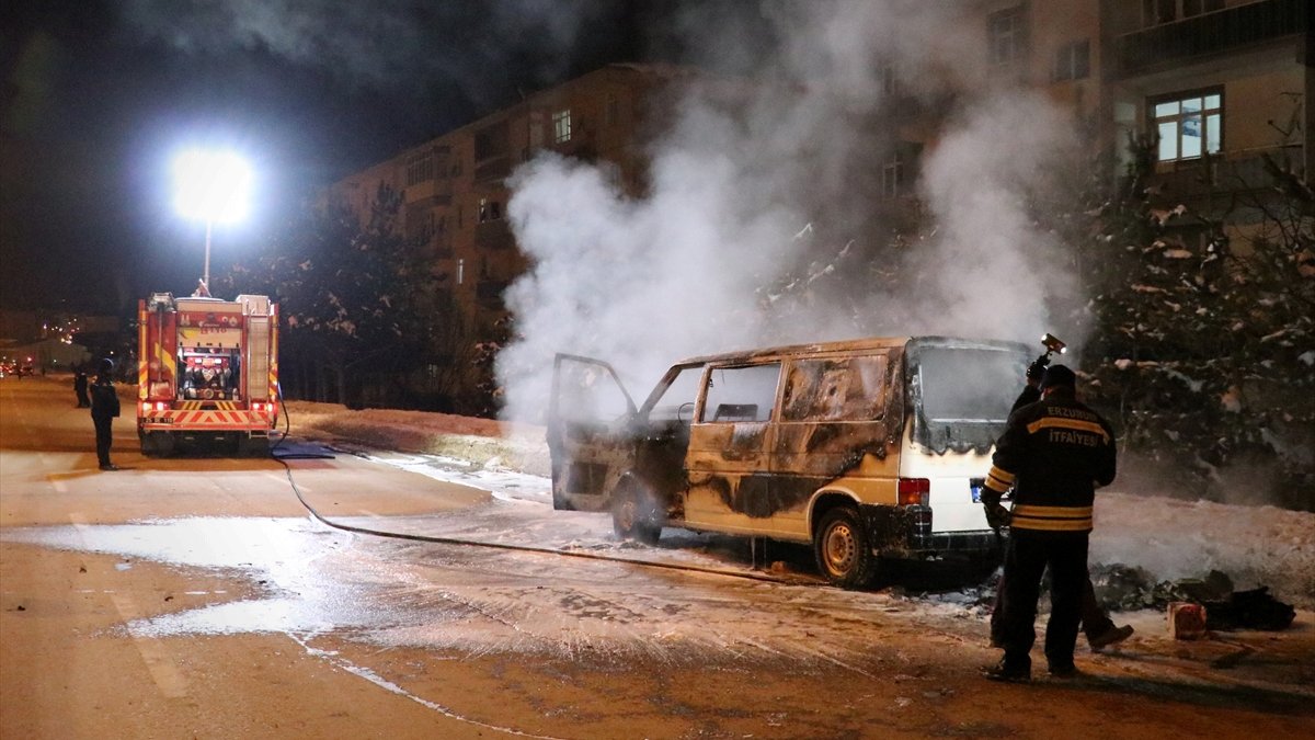Erzurum'da park halinde yanan hafif ticari araç kullanılamaz hale geldi