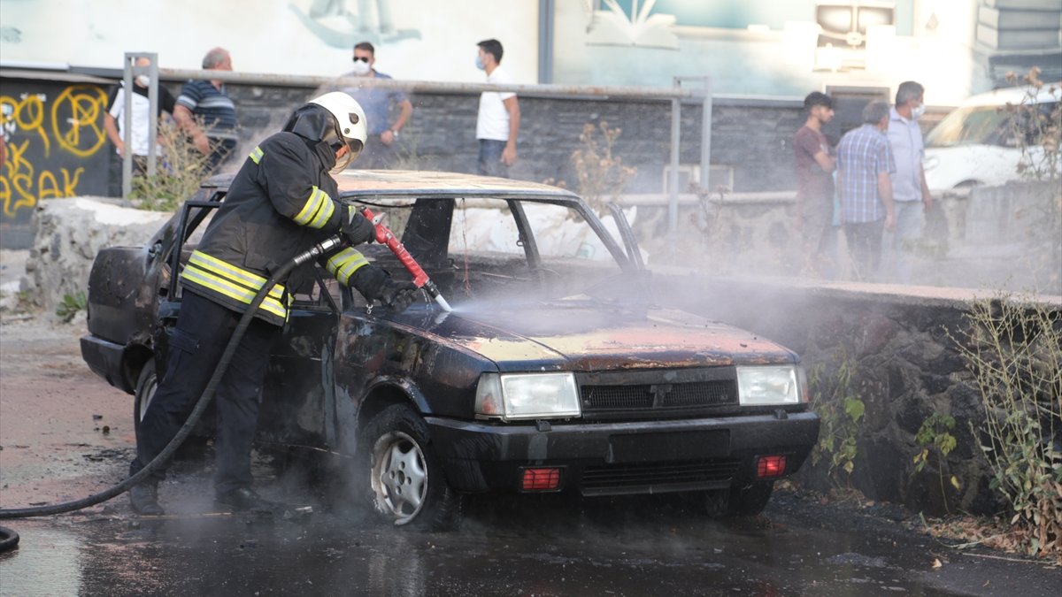 Erzurum'da park halindeki otomobilde yangın