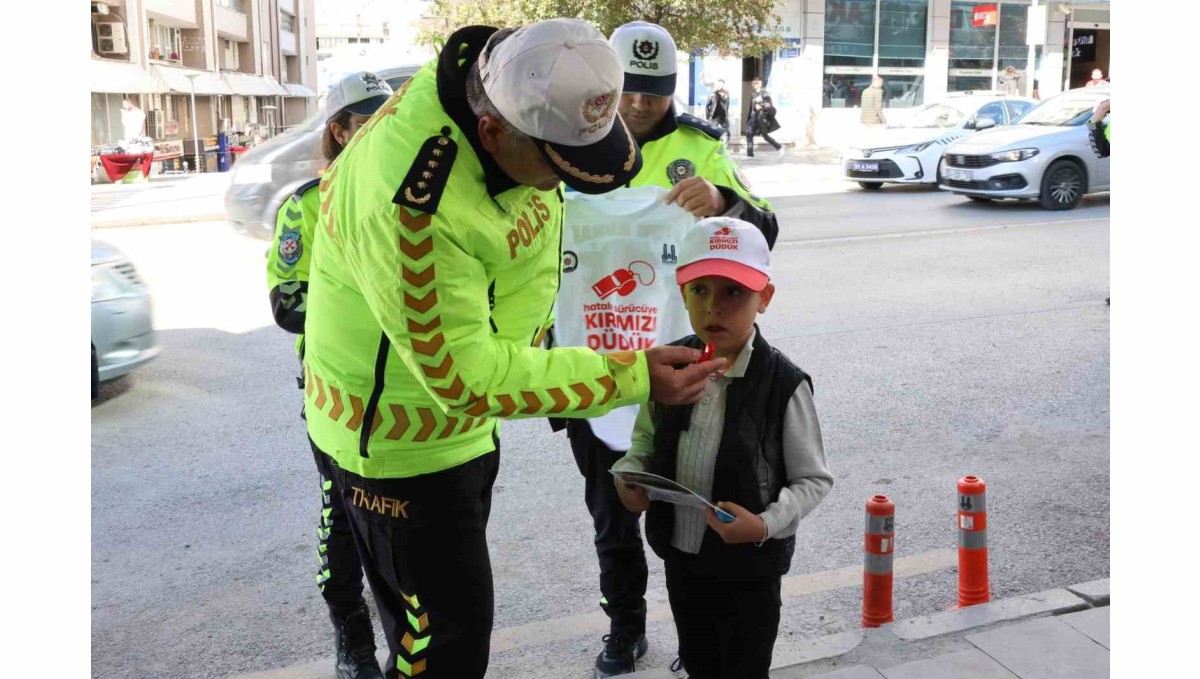 Erzurum'da polisten "Önce Yaya" farkındalığı uygulaması