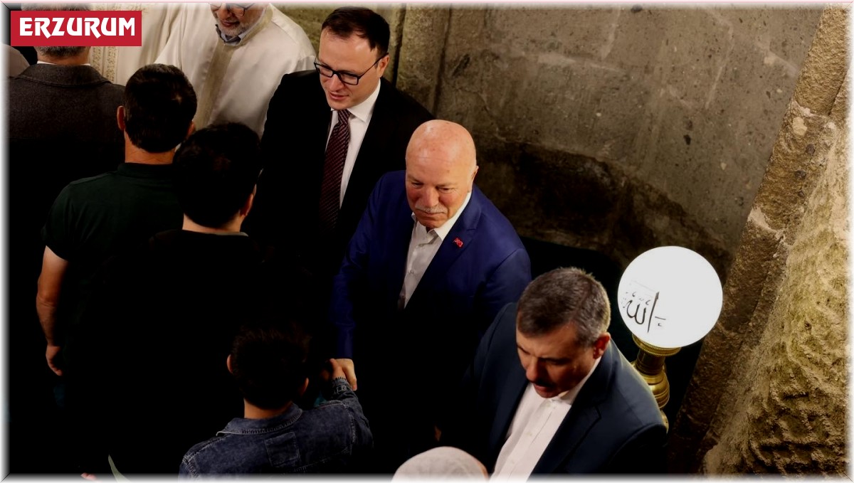 Erzurum'da protokol bayram namazı sonrası Ulu Camii'de vatandaşlarla bayramlaştı