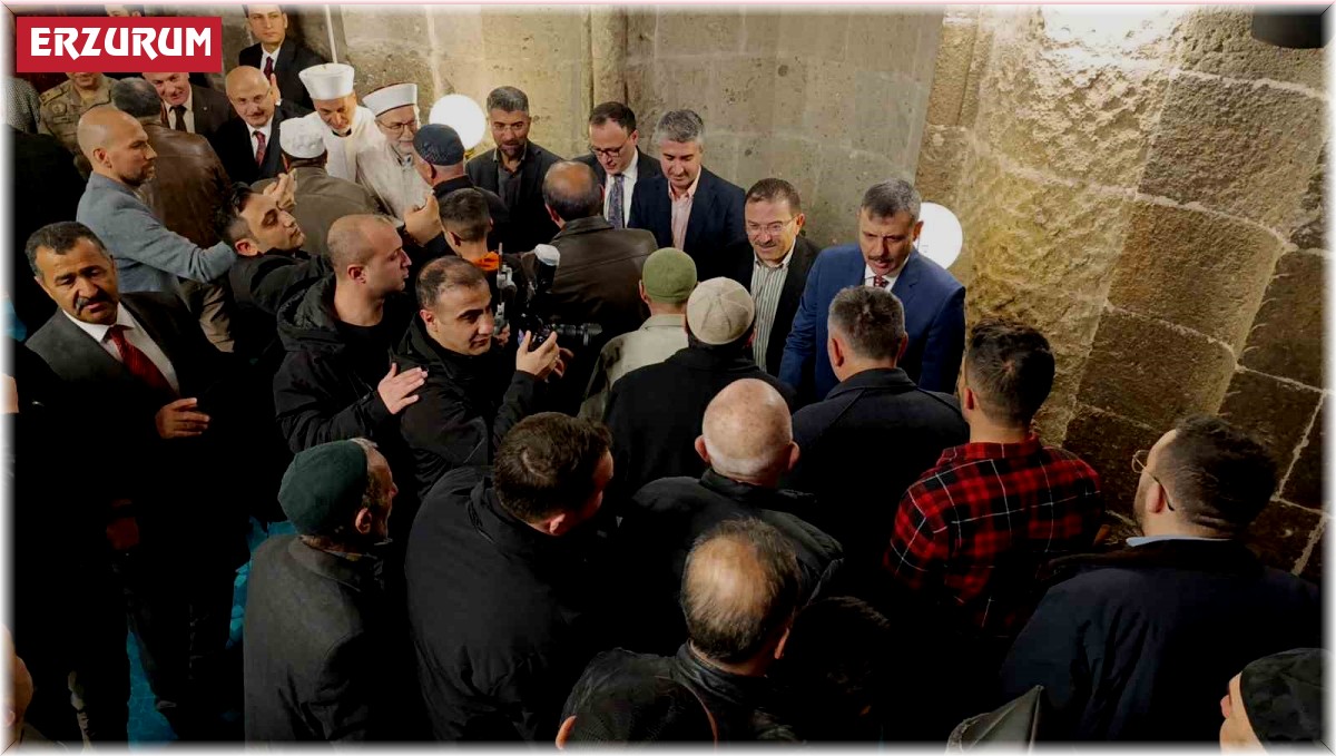 Erzurum'da protokol, namaz sonrası Ulu Camii'nde vatandaşlarla bayramlaştı