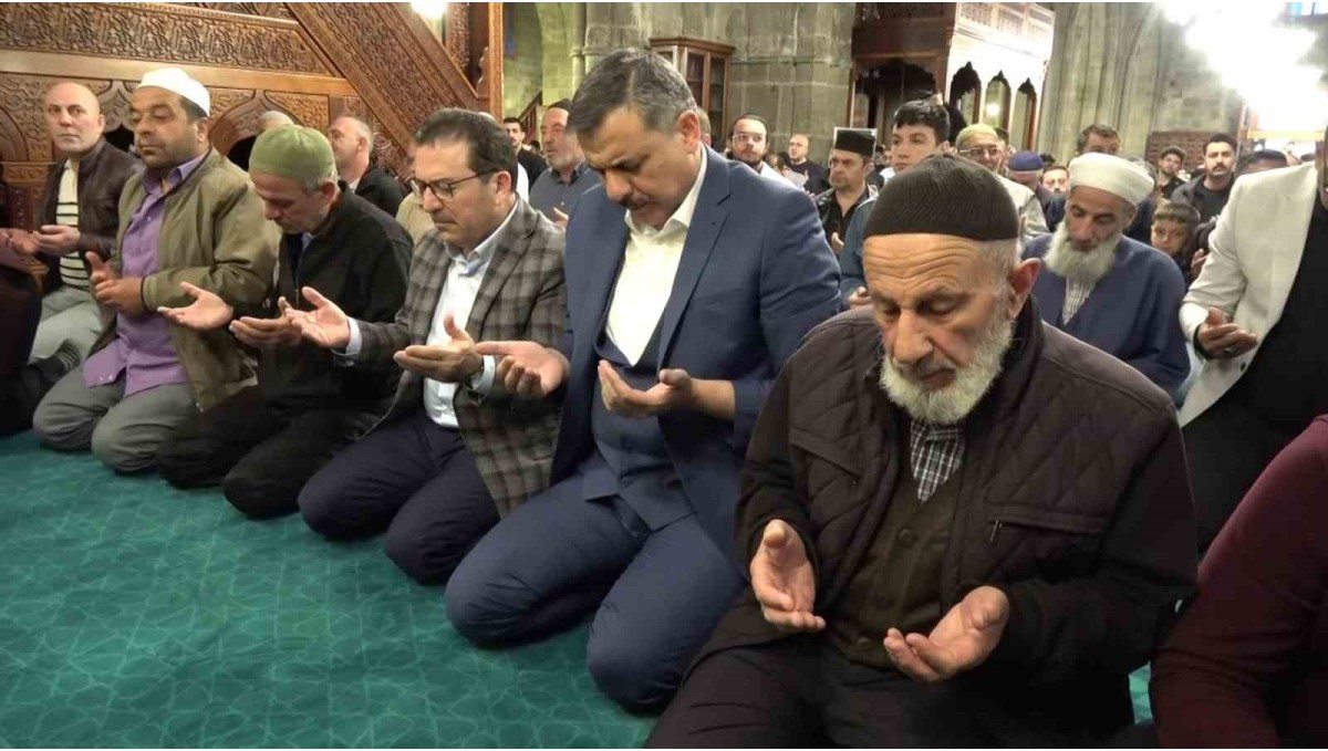 Erzurum'da protokol vatandaşlarla bayramlaştı