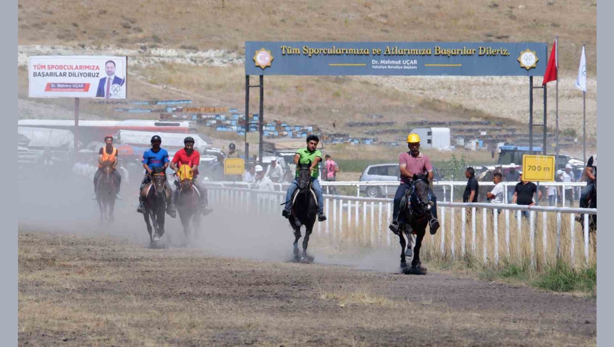 Erzurum'da rahvan at yarışları nefesleri kesti