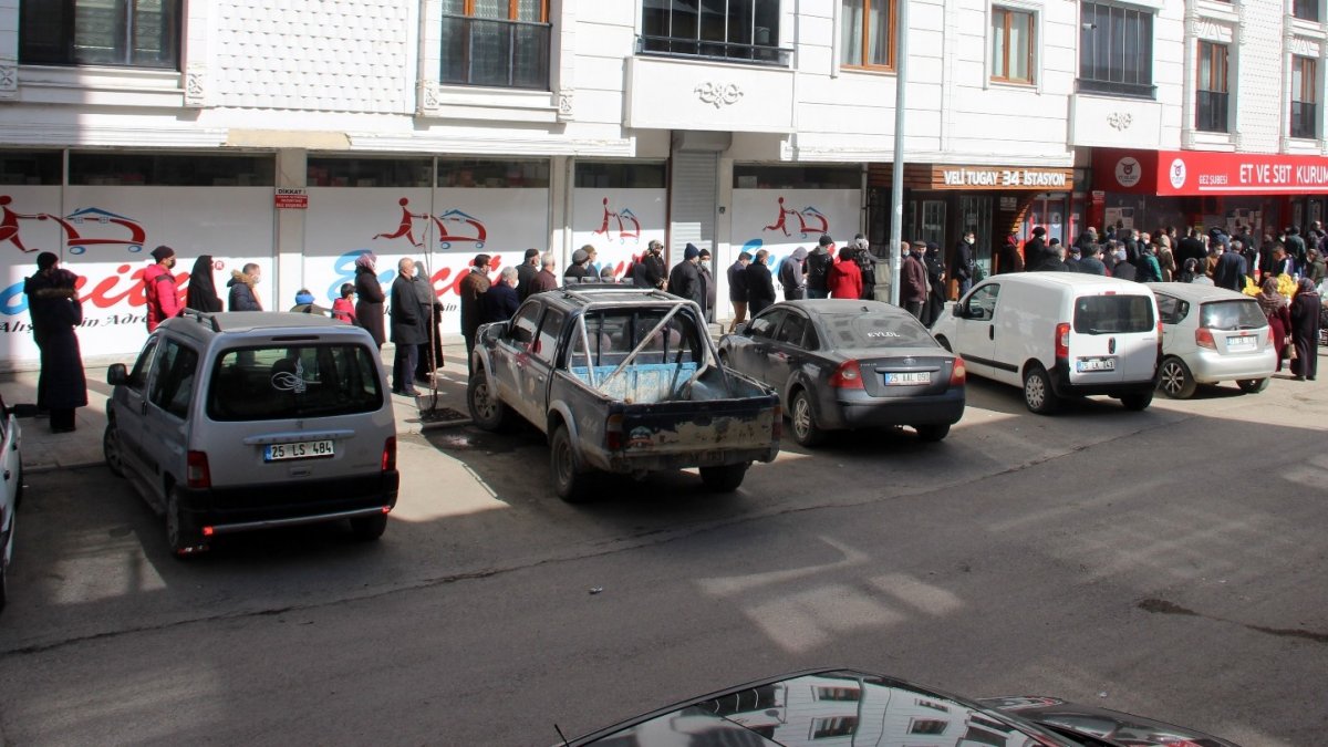Erzurum'da Ramazan ve kısıtlama öncesi ucuz et kuyruğu