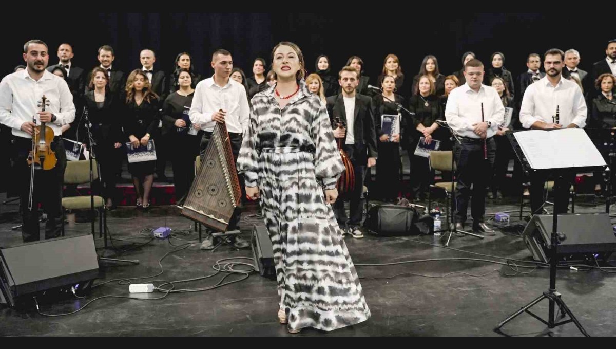 Erzurum'da renkler köprüsü: Baba ve kız aynı sahnede