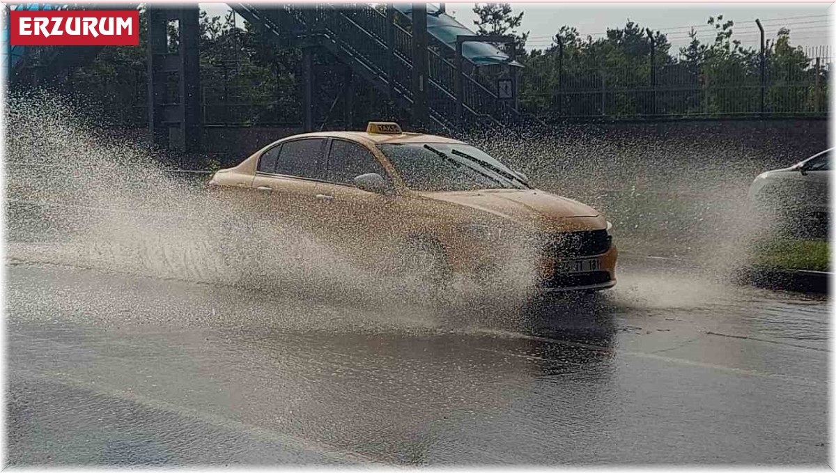 Erzurum'da sağanak yağış hayatı durma noktasına getirdi