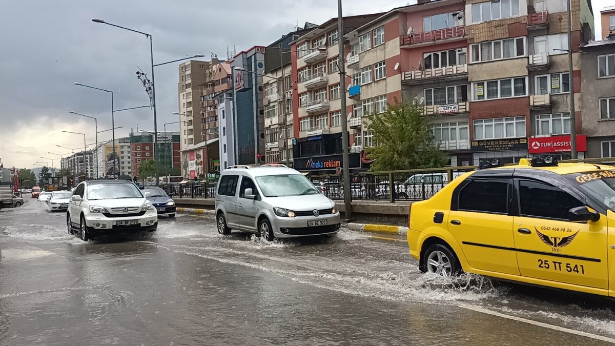 Erzurum'da sağanak yağış sonrası cadde ve sokaklar göle döndü