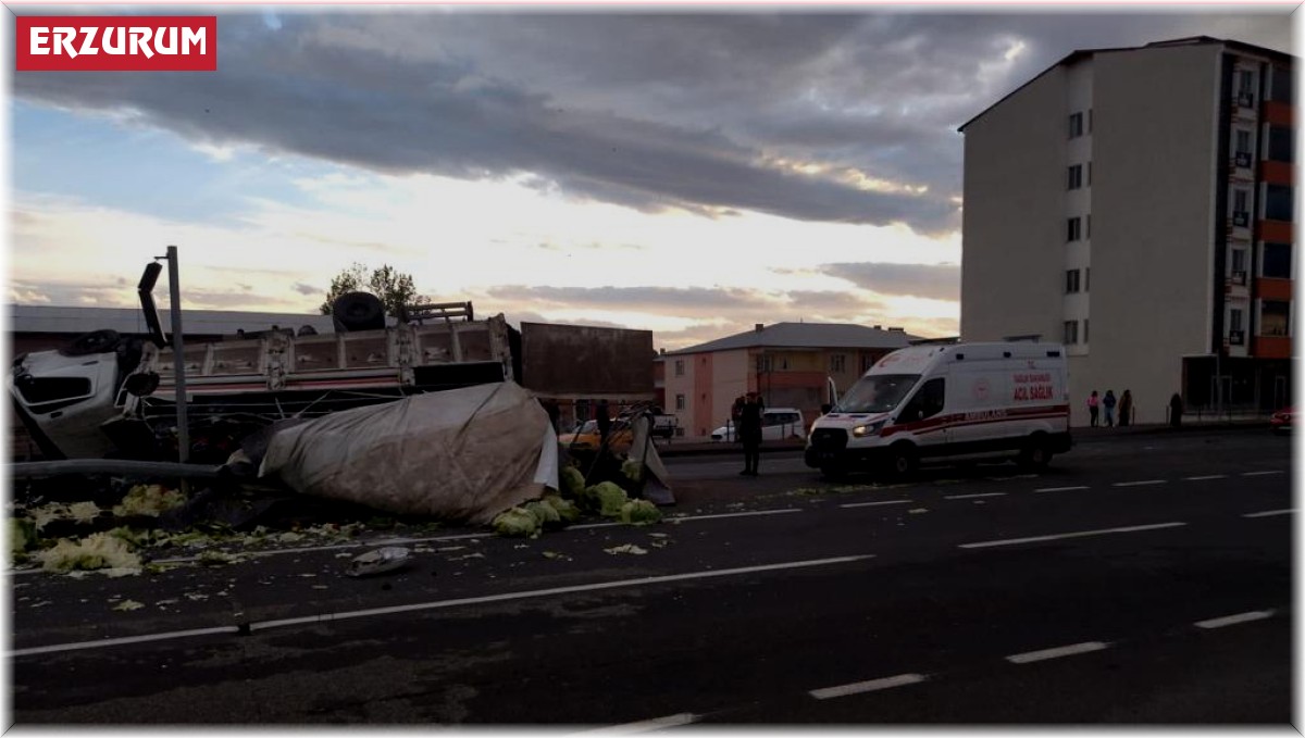 Erzurum'da sebze yüklü kamyon otomobile çarparak takla attı