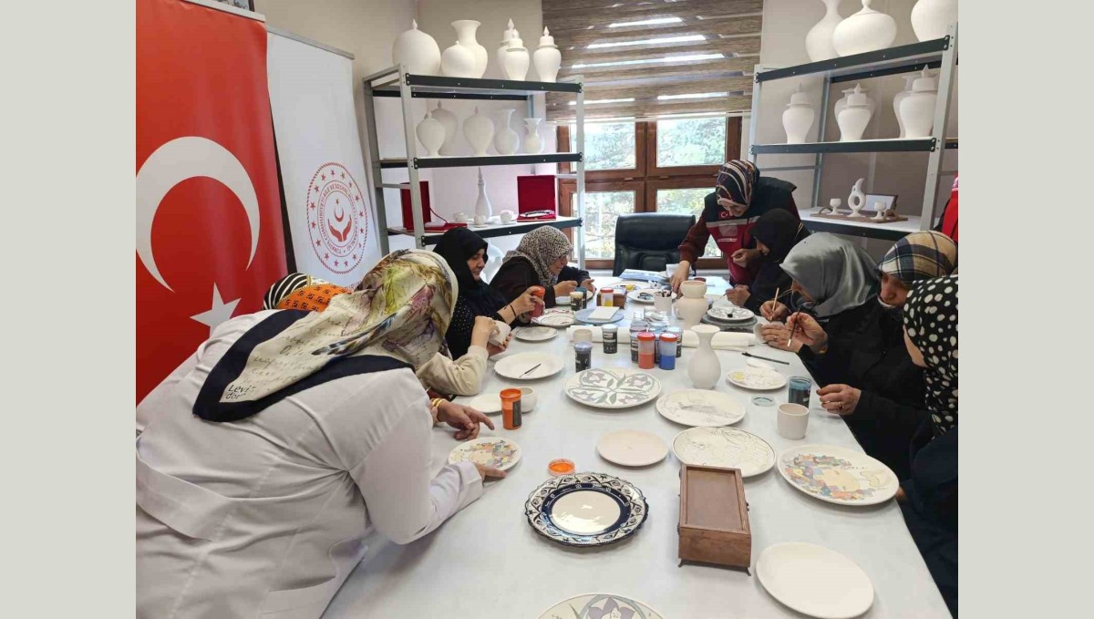 Erzurum'da şehit yakınlarına sanatla şifa: Çini, Tezhip ve Ebru kursları başladı