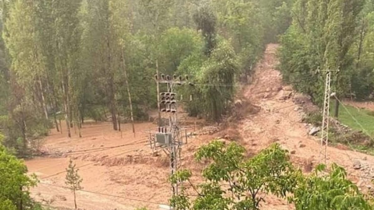 Erzurum'da sel yıktı geçti, tünelde kaybolan işçiyi arama çalışmaları devam ediyor