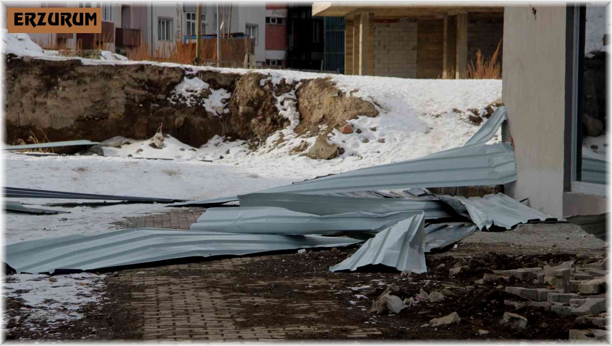Erzurum'da şiddetli fırtına hayatı felç etti, okulların çatıları kağıt gibi uçtu