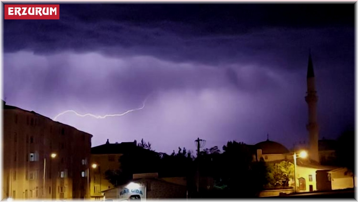 Erzurum'da şimşekler geceyi aydınlattı