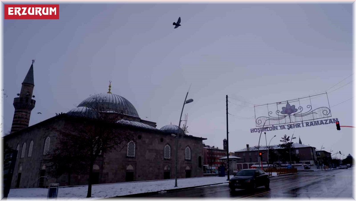 Erzurum'da sokaklara "Hoş Geldin Ya Şehri Ramazan" tabelaları asıldı