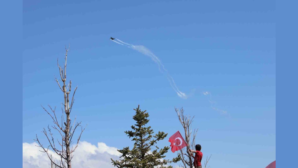 Erzurum'da SOLOTÜRK gösterisi nefes kesti