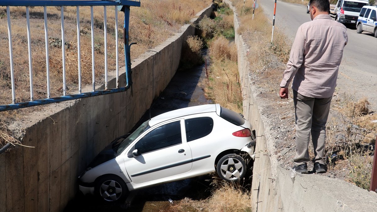 Erzurum'da su kanalına düşen otomobildeki 2 kişi yaralandı