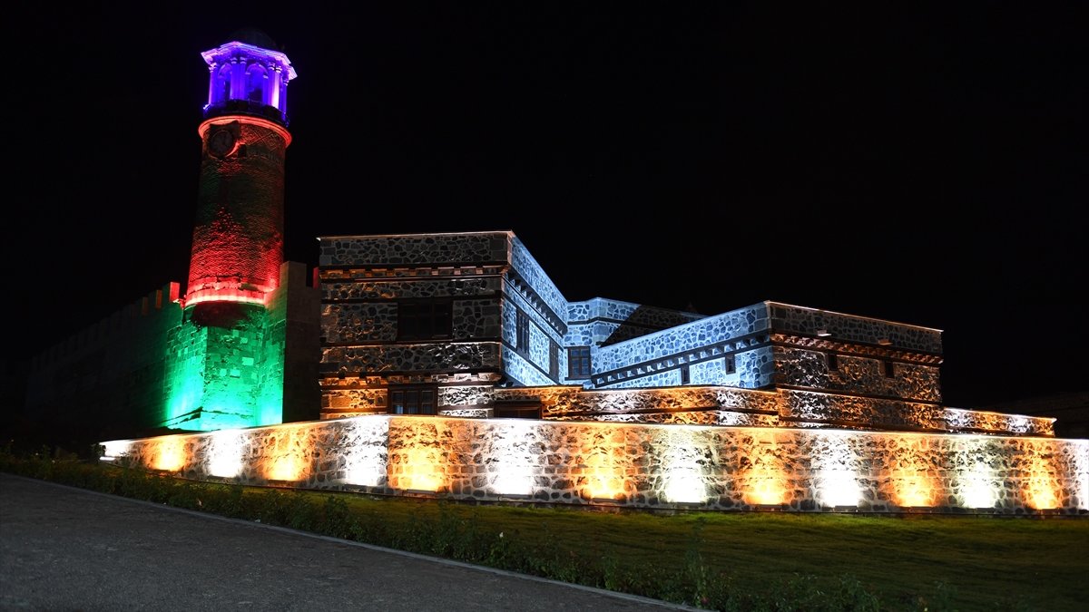 Erzurum'da tarihi mekanlar Türk ve Azerbaycan bayraklarının renkleriyle ışıklandırıldı
