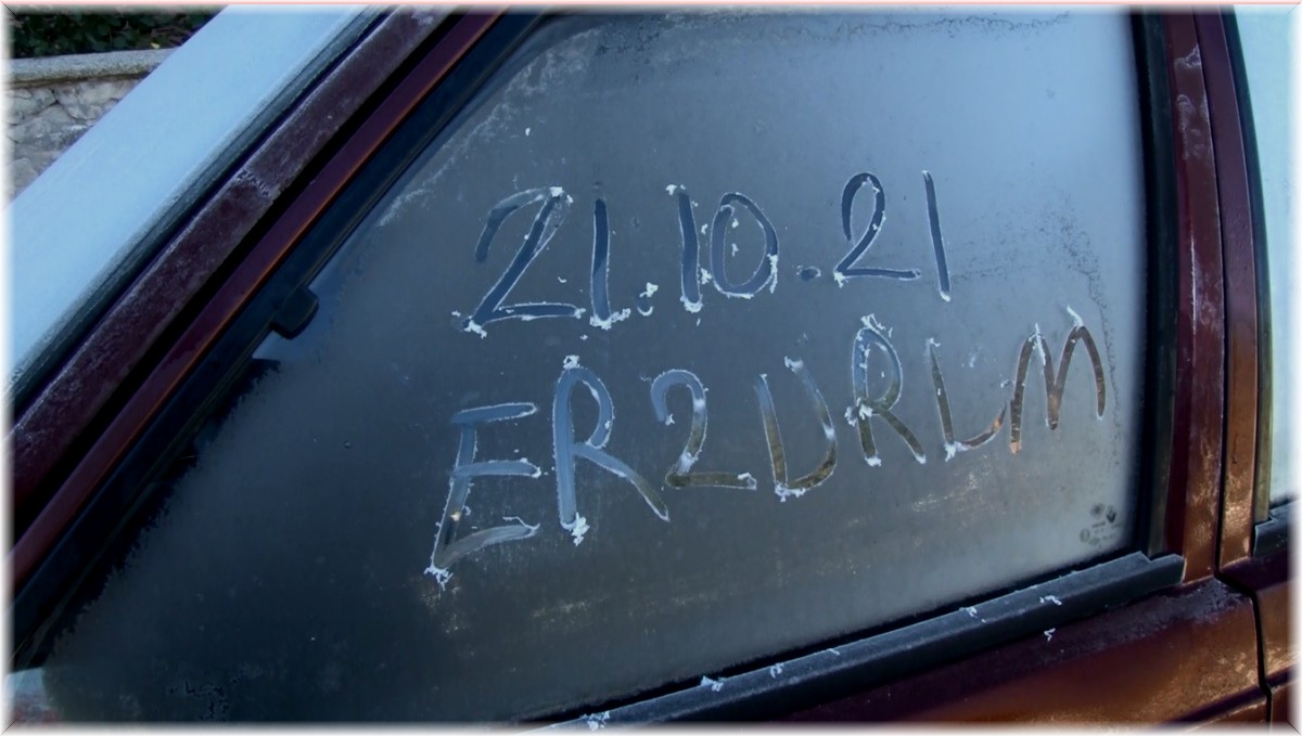 Erzurum'da termometreler eksi 5'e düştü, araç camları buz tuttu