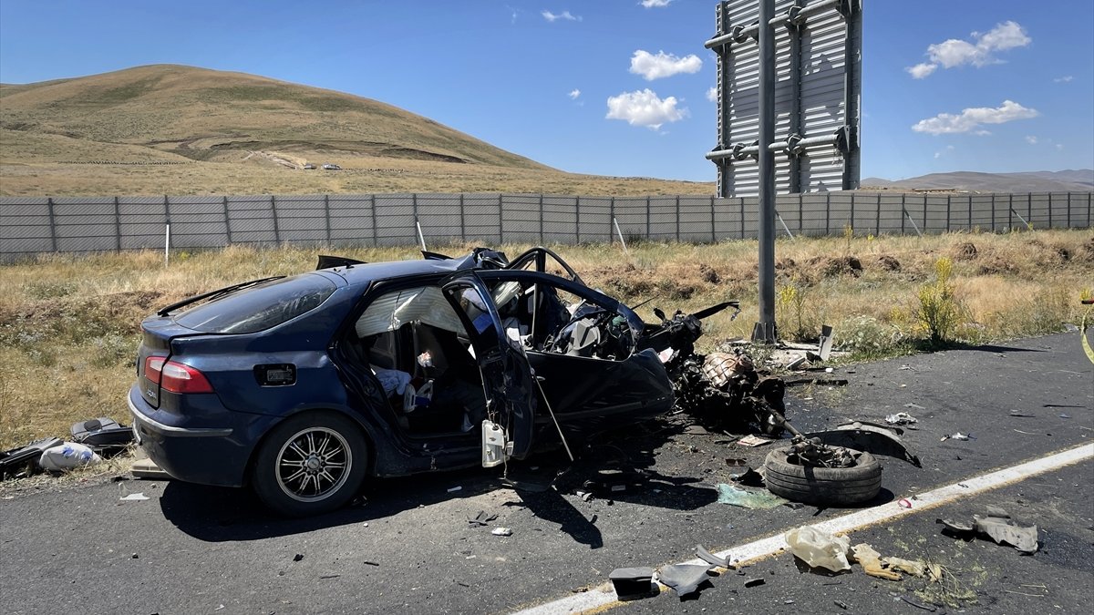 Erzurum'da trafik kazasında kadın polis öldü, uzman çavuş eşi ile oğlu yaralandı