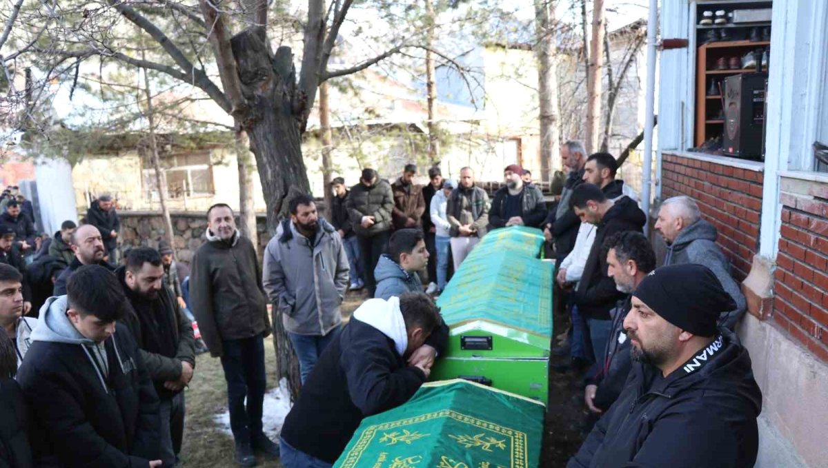 Erzurum'da trafik kazasında vefat eden iki kardeş ve bir arkadaşa hüzünlü veda