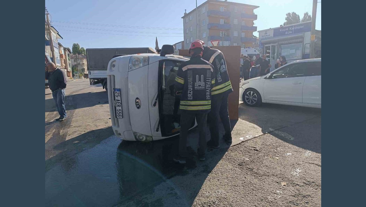 Erzurum'da üç araçlı kazada can pazarı