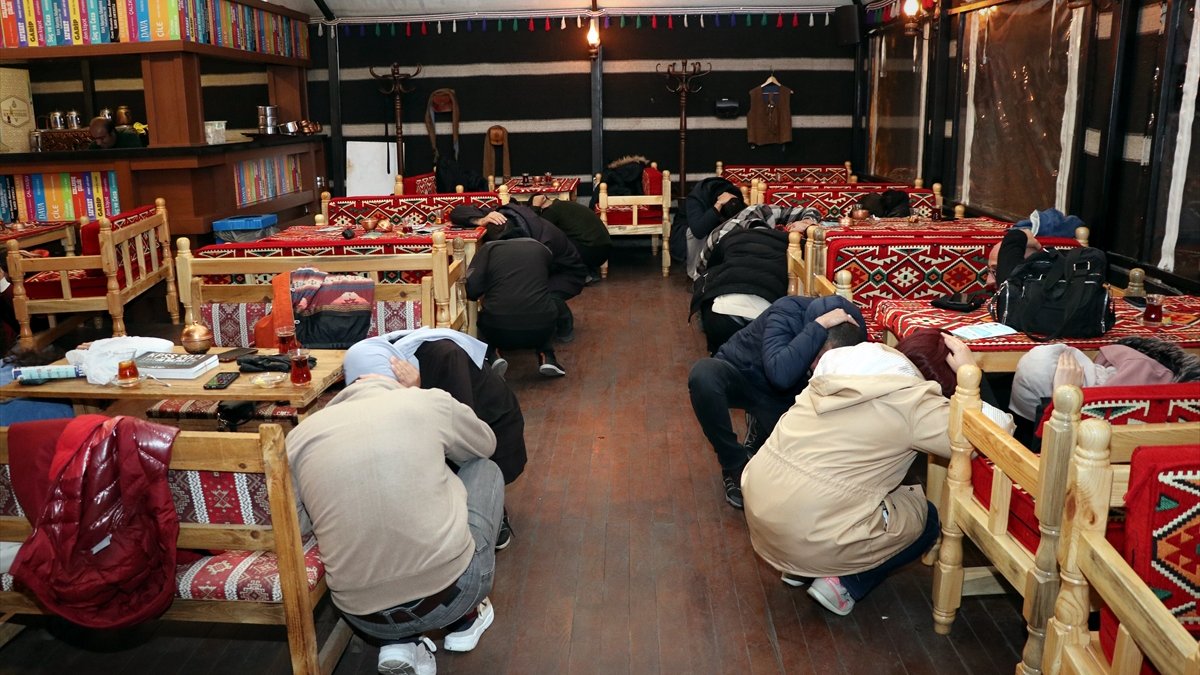 Erzurum'da vatandaşlar "Deprem Anı Ülke Tatbikatı"nı kafede uyguladı