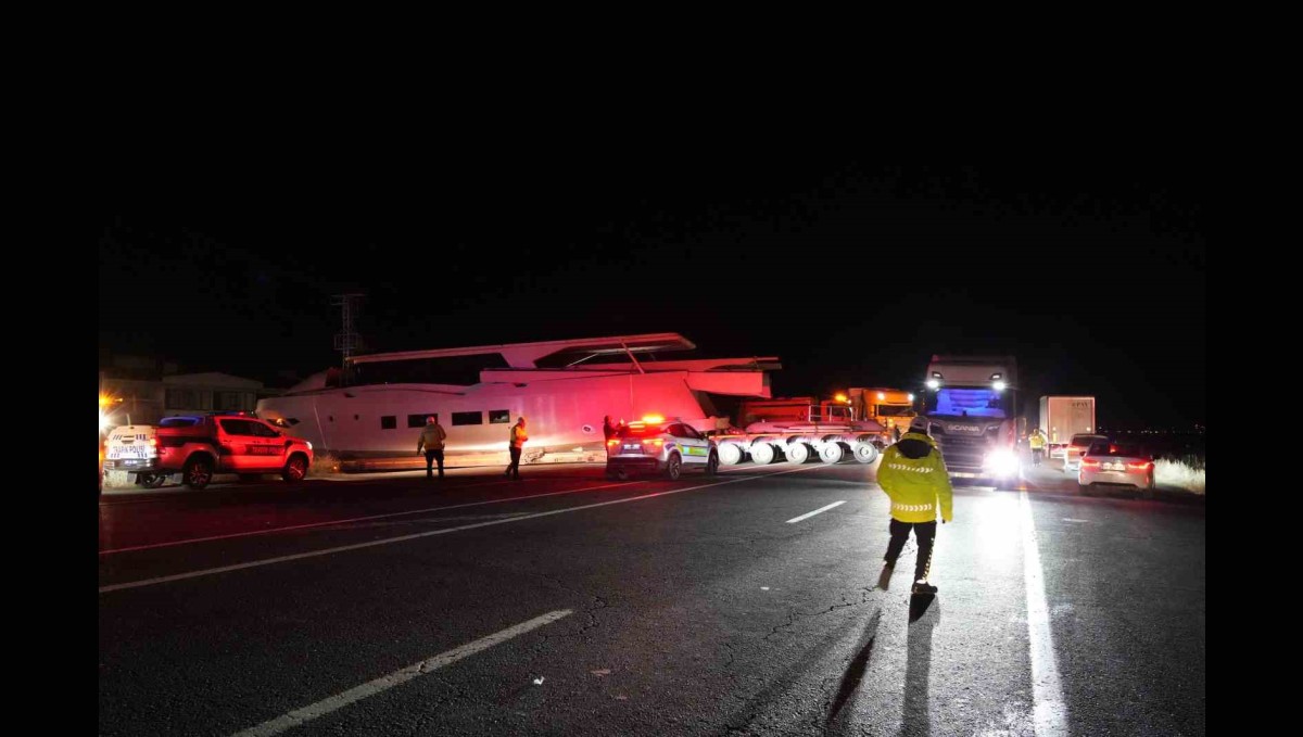 Erzurum'da yat yüklü tır karayolunu kapattı: Karşılarında yatı görenler şaşırdı