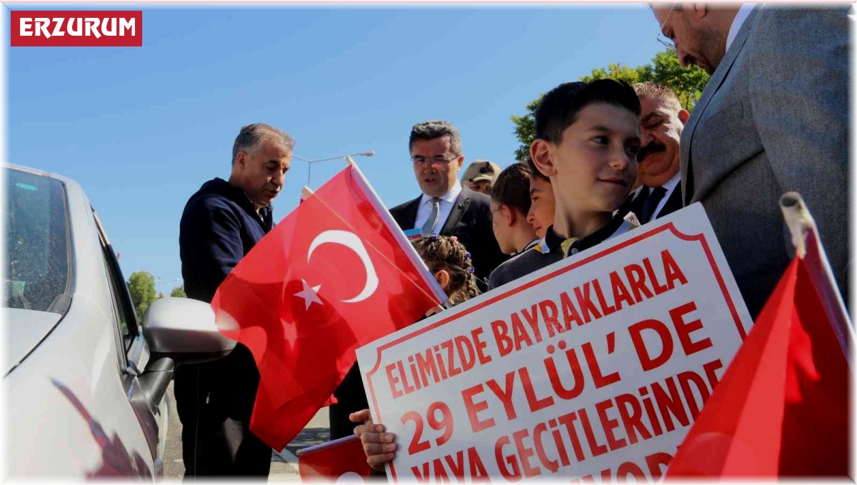 Erzurum'da 'Yayalara öncelik duruşu, hayata saygı duruşu' sloganıyla yaya geçitleri kırmızıya boyandı