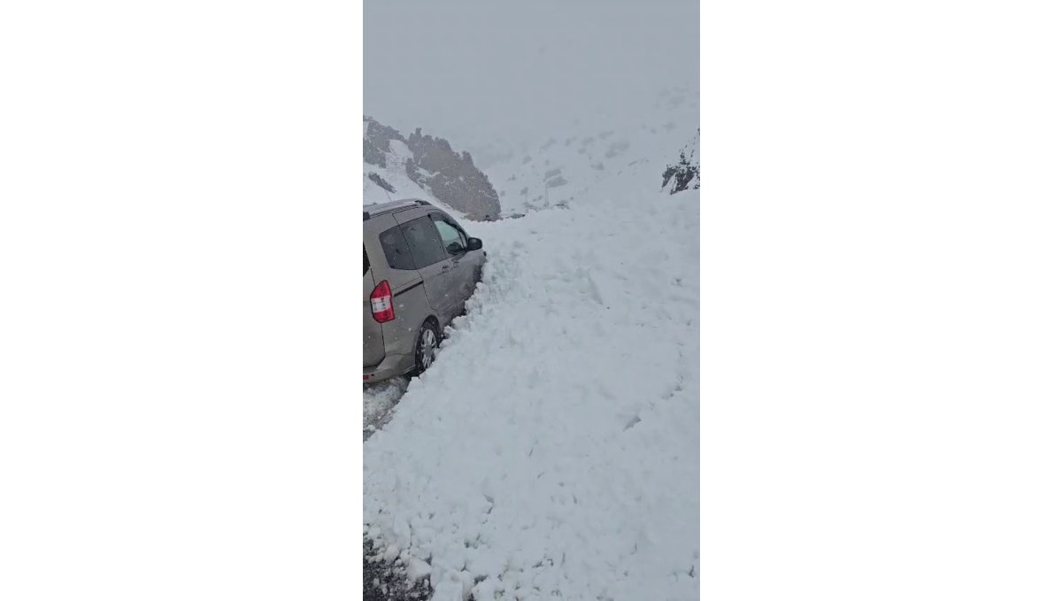 Erzurum'da yola çığ düştü