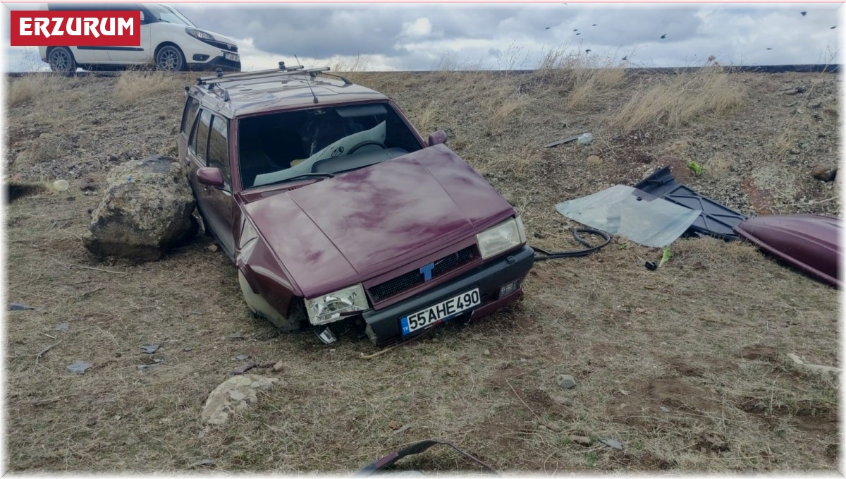 Erzurum'da yoldan çıkan araç şarampole savruldu: 2 yaralı