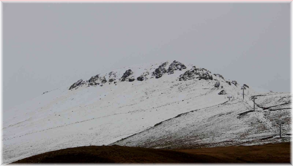 Erzurum'da yollar buz pistine döndü, onlarca tır mahsur kaldı