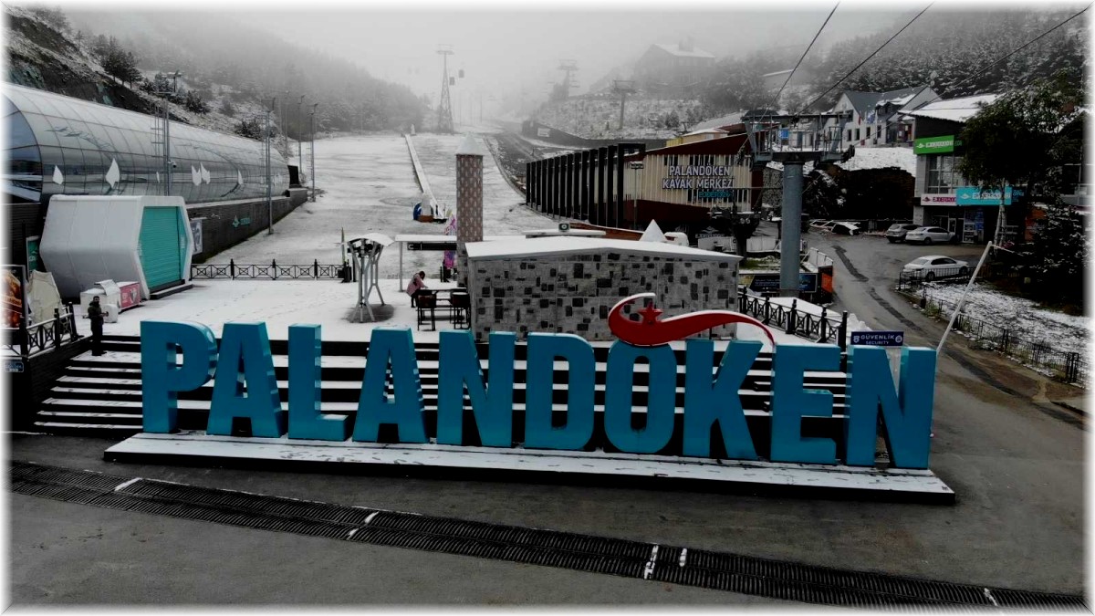 Erzurum'da yüksek kesimlere kar yağdı, vatandaşlar kartopu oynadı