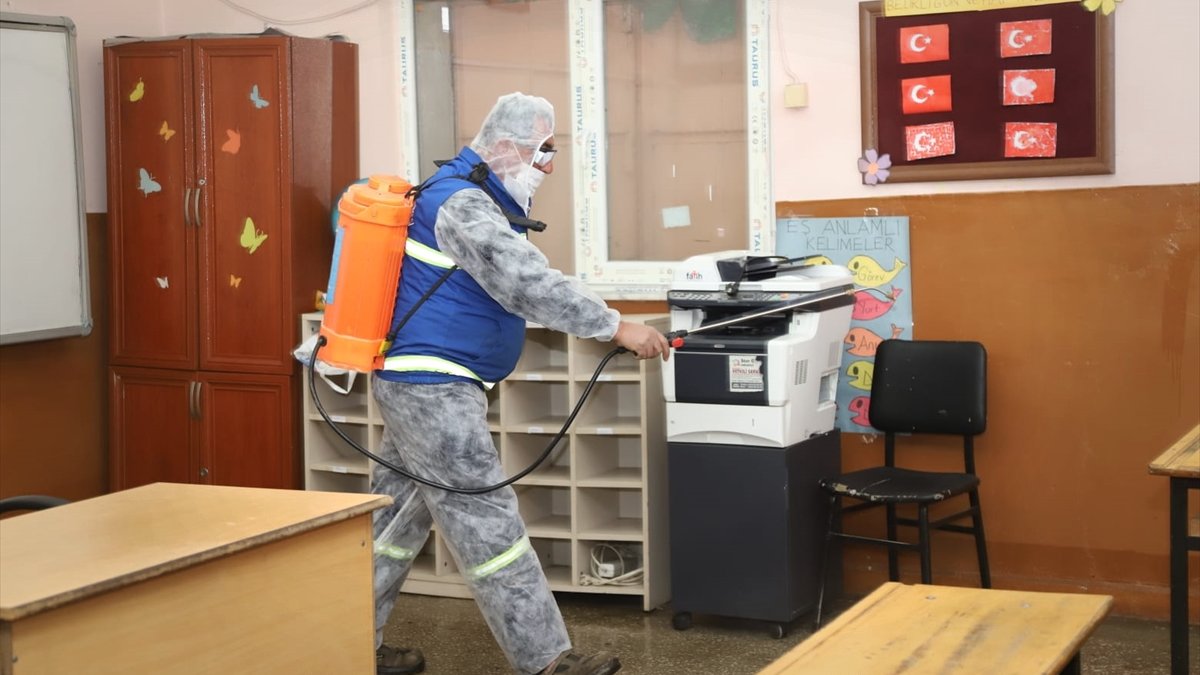 Erzurum'da yüz yüze eğitim öncesi okullar dezenfekte edildi