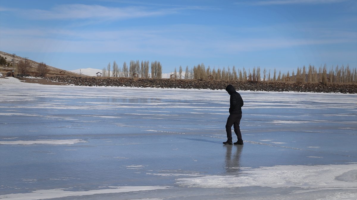 Erzurum'da yüzeyi buz tutan Tekederesi Göleti kışın tüm güzelliklerini yansıtıyor
