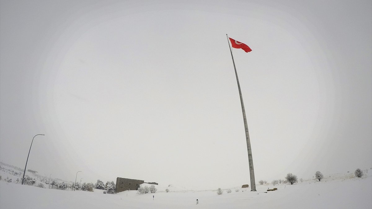 Erzurum'daki "93 Harbi'nin tanığı" tabyalar beyaza büründü