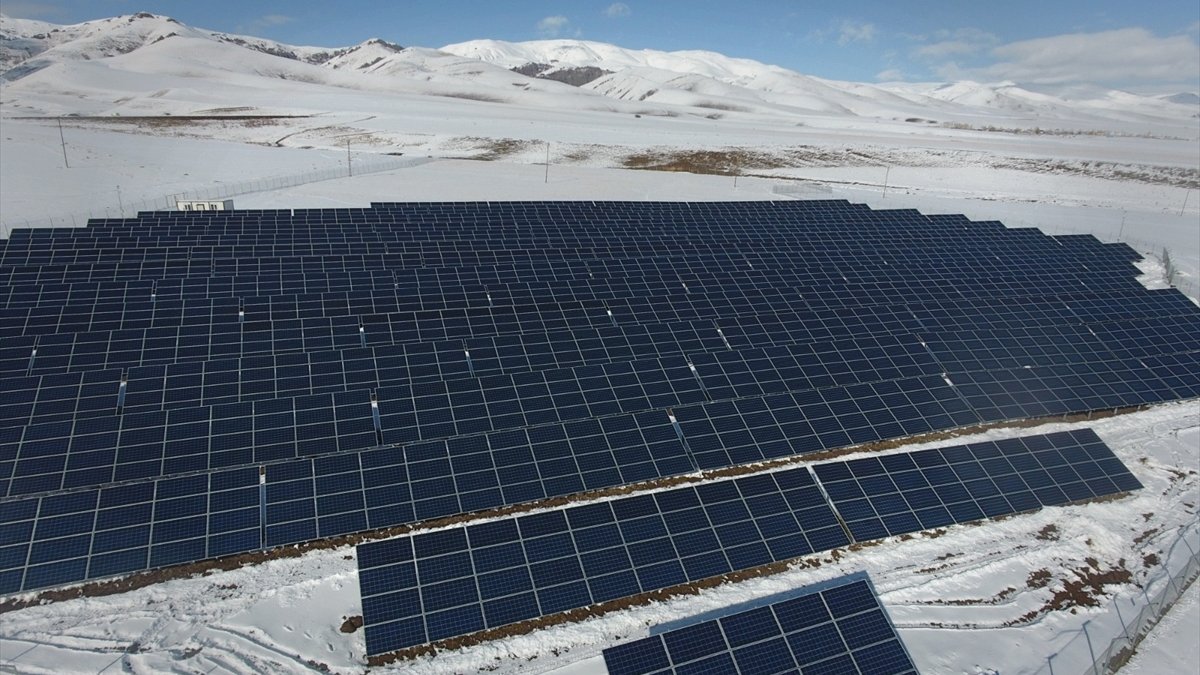 Erzurum'daki 'Aziziye Güneş Enerji Santrali'nde elektrik üretimine başlandı