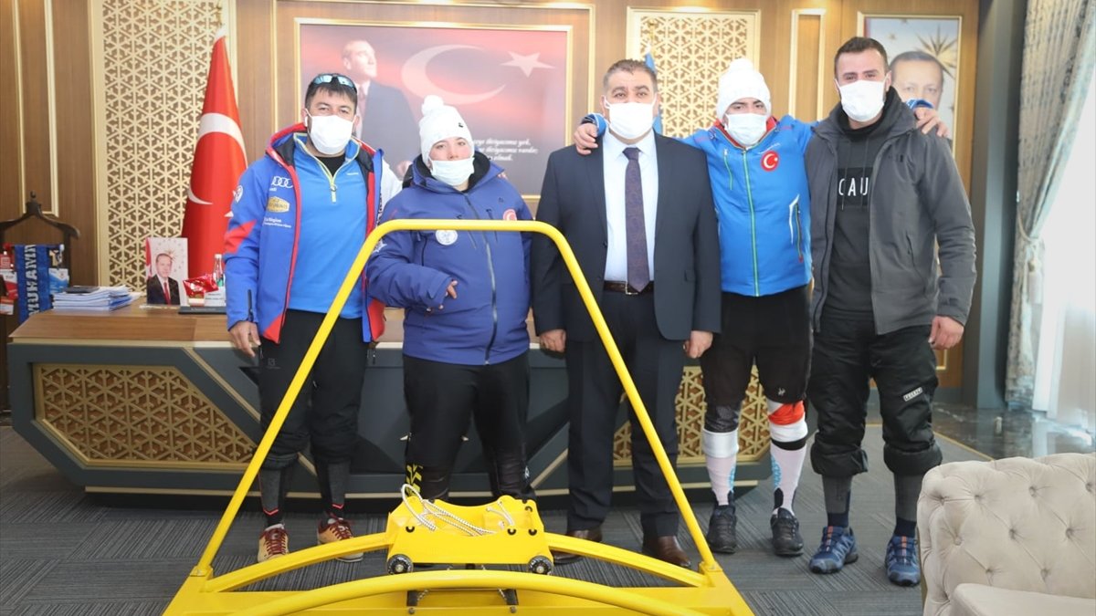 Erzurum'daki kayakçı otistik ikizlere, evde antrenman için simülatör desteği