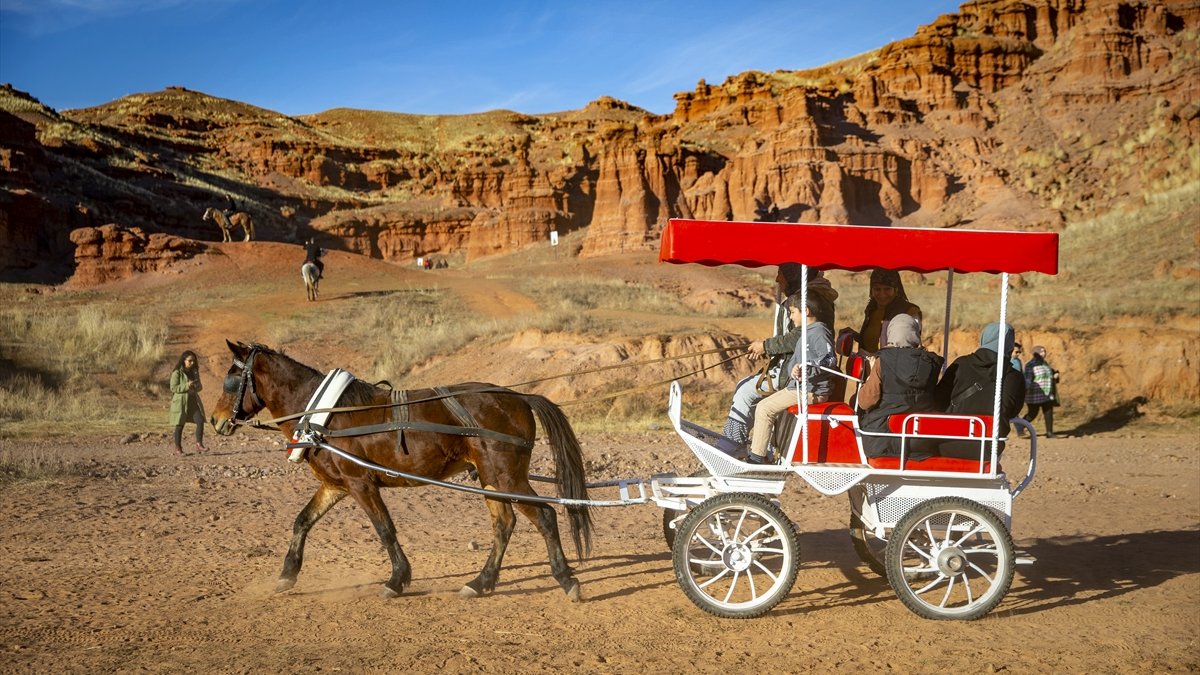 Erzurum'daki "Kırmızı periler diyarı"nda hafta sonu yoğunluğu