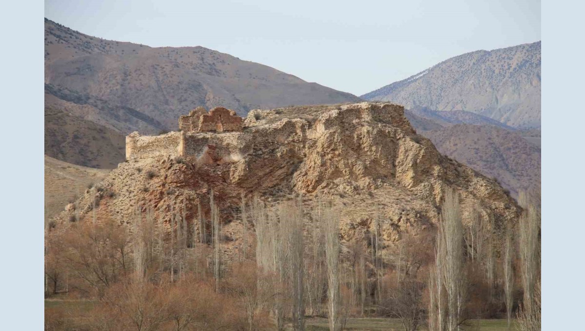 Erzurum'daki Kız ve Oğlan Kalesi ilgi bekliyor