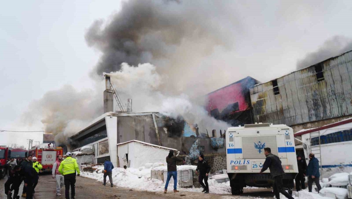 Erzurum'daki mobilya üretimi yapan iş yerinde çıkan yangın öncesi meydana gelen patlama güvenlik kamerasında